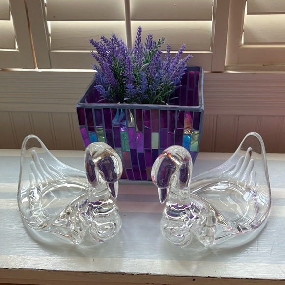 Acrylic Pair of Swans, Soap Dishes, Trinket Holders, Hand Towel Rests. - Picture 7 of 8